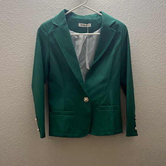 Stylish Green Blazer with Button Accents - Picture 2 of 6